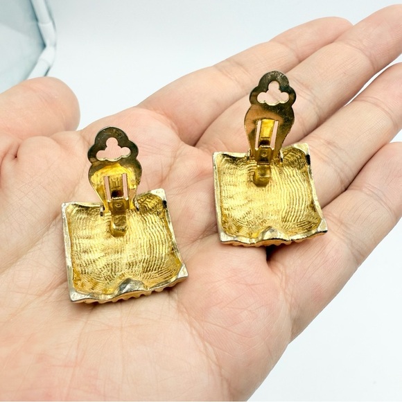 Bold Runway 1990s Statement Gold Tone Square Fluted Clip On Earrings - Picture 4 of 7
